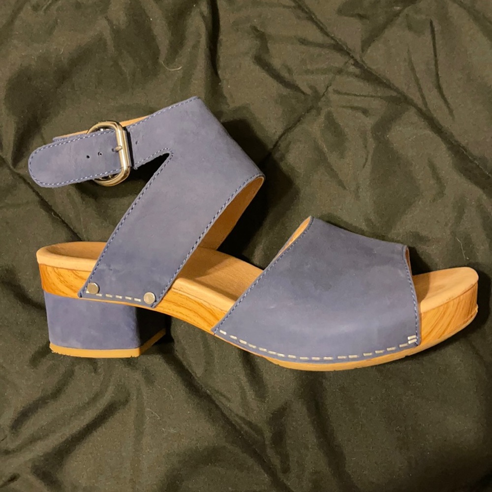 Dansko Women’s Minka Milled Nubuck sandals in Blue